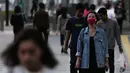 Seorang wanita berjalan mengenakan masker pelindung untuk menghindari polusi udara buruk di Jakarta, Rabu (17/7/2019). Dinkes DKI menyarankan masyarakat untuk menggunakan masker saat beraktivitas untuk mencegah dampak polusi udara pada tubuh. (Liputan6.com/Faizal Fanani)