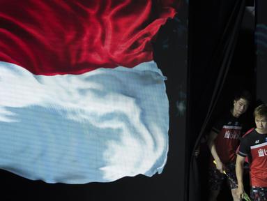 Pasangan ganda putera Kevin Sanjaya / Marcus Gideon memasuki arena pertandingan untuk menghadapi Li Junhui/Liu Yuchen pada semifinal Indonesia Open 2019. (Bola.com/Peksi Cahyo)