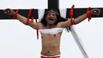 Ruben Enaje merintih ketika tangannya dipaku ke tiang salib di Pampanga, Filipina, Jumat (30/3). Aksi tersebut dilakukan dalam rangka visualisasi penderitaan Yesus Kristus menyambut Jumat Agung. (AP Photo/Aaron Favila)