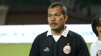 Mustaqim pernah menjadi asisten pelatih di Persija Jakarta. Sosok berusia 55 tahun itu kini berada di jajaran pelatih Persebaya Surabaya. (Bola.com/Aditya Wany)