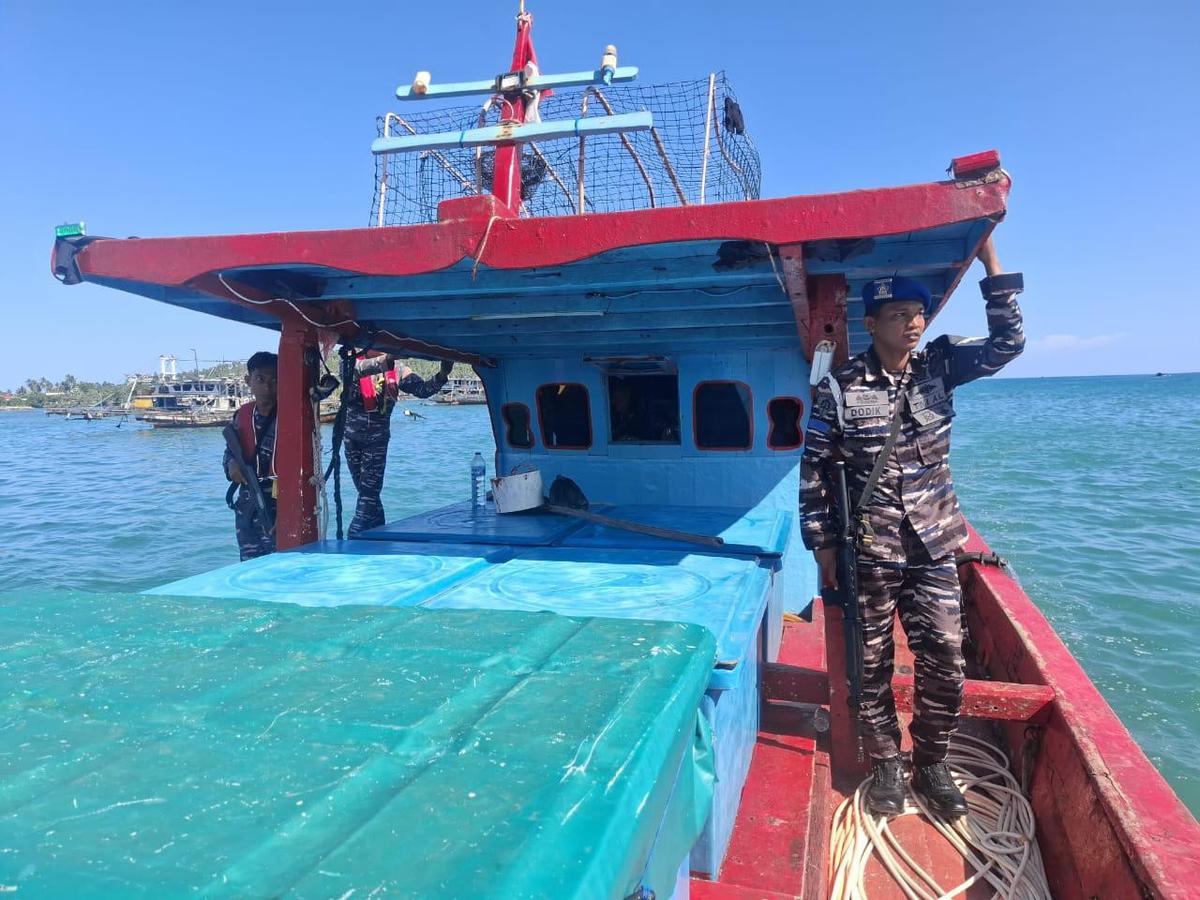 Jumpa pers Komandan Lanal Nias Kolonel Laut (P) Lexi Effraim Dumais soal penangkapan kapal pelaku illegal fishing di perairan Hibala Desa Reke, Kecamatan Pulau-pulau Batu Barat, Kabupaten Nias Selatan.