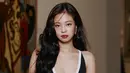 Sebagai ambassador CHANEL sejak 2017, Jennie memang dikenal piawai memadukan fashion dan jewelry dengan cara yang effortless namun tetap luxurious. Kali ini, ia tampil dalam balutan look 62 dari koleksi Cruise 2026/2027 CHANEL yang dimodifikasi menjadi lebih sleek dan modern. [@jennierubyjane].