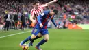 Bintang Barcelona, Lionel Messi, berusaha melewati hadangan bek Athletic Bilbao, Aymeric Laporte. Pada laga ini Barca turun dengan formasi 4-3-3, sementara Bilbao menggunakan skema 4-2-3-1. (EPA/Toni Albir)