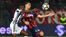 Gelandang Juventus, Blaise Matuidi, duel udara dengan gelandang Crotone, Rolando Mandragora, pada laga Serie A di Stadion Ezio Scida, Kamis (19/4/2018). Juventus ditahan imbang 1-1 oleh Crotone. (AFP/Giovanni Isolino)