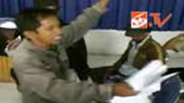 Massa Tuding Polisi Aniaya Tahanan