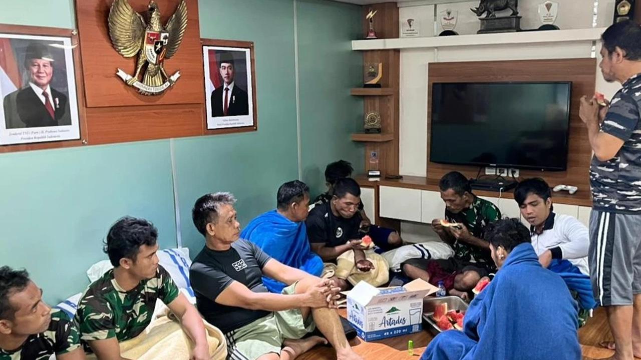 Evakuasi ABK Kapal Terbalik di Laut Arafuru