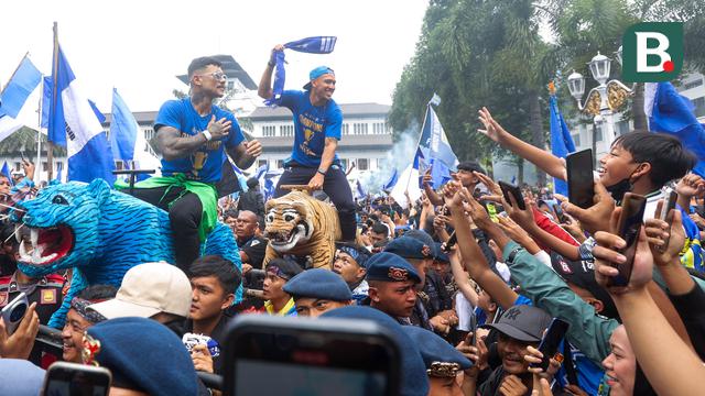 Foto: Euforia Bobotoh dan Pemain Persib Bandung Saat Pawai Juara BRI Liga 1