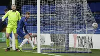 Striker Chelsea Timo Werner merobek jala Morecambe pada laga Babak III Piala FA di Stamford Bridge, Minggu (10/1/2021). (AP Photo/Matt Dunham)