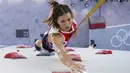 Atlet panjat tebing putri Komite Olimpiade Rusia Viktoriia Meshkova saat kualifikasi kecepatan kompetisi panjat tebing putri Olimpiade Tokyo 2020 di Tokyo, Jepang, Rabu (4/8/2021). (AP Photo/Tsuyoshi Ueda/Pool Photo via AP)