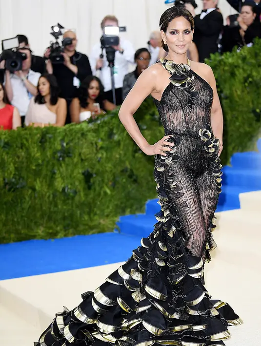 Halle Berry memkau dengan jumpsuit hitam di tahun 2017. Ini penampilan pertama Halle Berry di Met Gala loh! (REX/Shutterstiock/HollywoodLife)