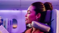Mengenal U-Dream Headrest, Sandaran Kepala Pertama di Dunia untuk Kursi Pesawat Kelas Ekonomi
