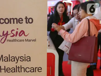 Marketing menjelaskan produk kesehatan kepada pengunjung pada Malaysia Healthcare Expo 2020 di Mal Kelapa Gading, Jakarta, Jumat (6/2/2020). Pameran yang digelar pada 6 - 9 Februari menawarkan 16 fasilitas pelayanan kesehatan  yang berkualitas dan terjangkau. (Liputan6.com/Fery Pradolo)