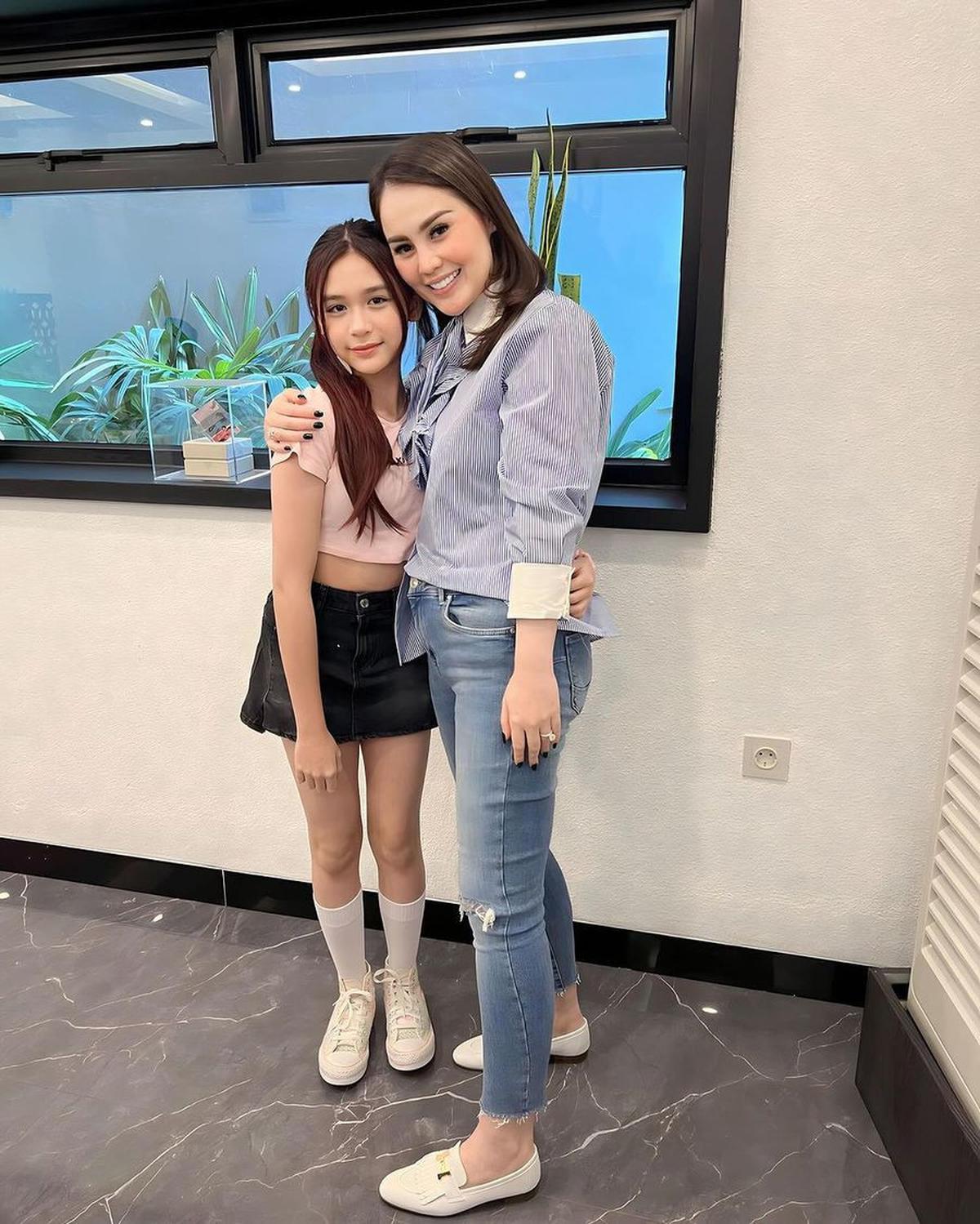 Jennifer juga menuliskan ucapan penuh haru, "I want to thank the universe for blessing me with a daughter as sweet as you," di momen ulang tahun Chantal.<br><br>