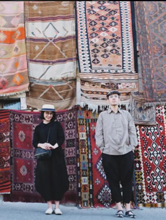 Turki memang terkenal dengan karpetnya yang memiliki motif yang khas. Andien dan Ippe tak melewatkan untuk mengabadikan momen dengan latar belakang karpet yang penuh warna dan motif ini. (via instagram/@andienippestory)