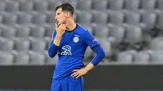 Pemain Chelsea, Mason Mount, tampak lesu usai ditaklukkan Bayern Munchen pada laga Liga Champions di Allianz Arena, Sabtu (8/8/2020). Bayern Munchen menang 4-1 atas Chelsea. (AFP/Tobias Schwarz)