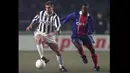Gianluca Pessotto pindah ke Juventus pada awal musim 1995/1996,dan sempat semusim berseragam Torino. Menariknya, Pessoto yang merupakan bek legendaris timnas Italia tersebut yang membuat Robert Jarni akhirnya hengkang dari Juventus ke Real Betis pada tahun yang sama dengan kedatangannya. (AFP/Jacques Demarthon)