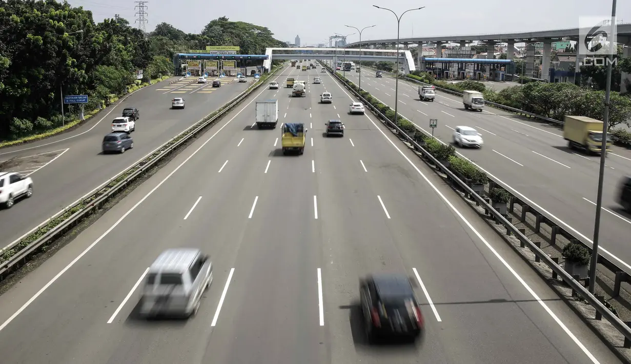 Kendaraan roda empat melintas di Tol Jagorawi, Jakarta, Jumat (6/4). Aturan ganjil genap di ruas Tol Jagorawi dilakukan setelah melihat kesuksesan kebijakan yang sama di Tol Jakarta-Cikampek untuk mengurai kemacetan. (Liputan6.com/Faizal Fanani)
