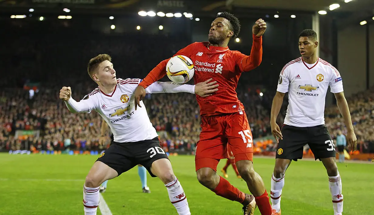 Penyerang Liverpool, Daniel Sturridge, berusaha melewati bek MU, Gullermo Varela. Gol pertama Liverpool dicetak Sturridge pada babak pertama menit ke-20 melalui titik penalti. (Reuters/Carl Recine)
