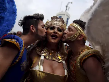 Peserta LGBT (Lesbi, Gay, Bisexual dan Transgender) saat mengikuti parade di pantai Copacabana di Rio de Janeiro, Brasil, (15/11/2015).  Aksi ini dalam bentuk solidaritasi para kaum LGBT untuk memperoleh keadilan di masyarakat. (REUTERS/Pilar Olivares)