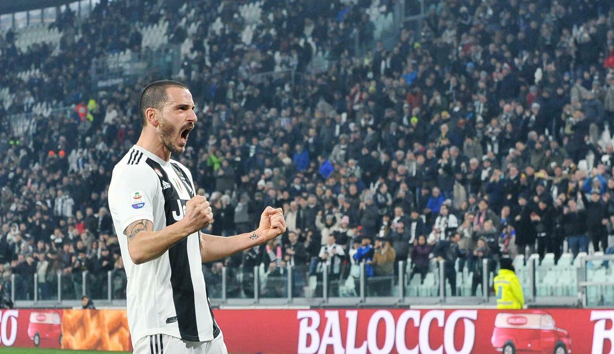 Bek Juventus, Leonardo Bonucci, melakukan selebrasi usai membobol gawang Frosinone pada laga Serie A di Stadion Allianz, Turin, Jumat (15/2). Juventus menang 3-0 atas Frosinone. (AP/Alessandro Di Marco)