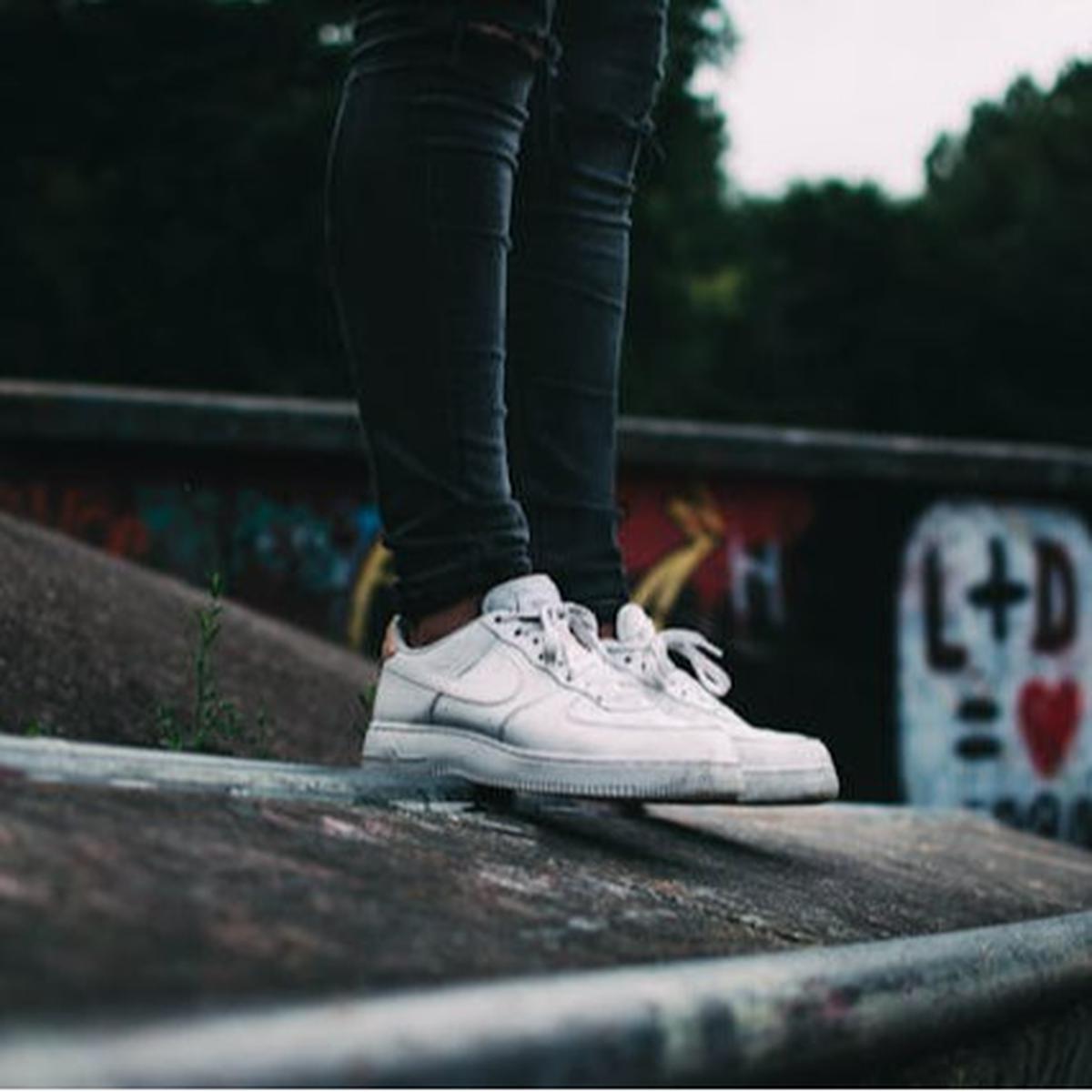 Ilustrasi Seseorang Memakai Minimalist Sneakers