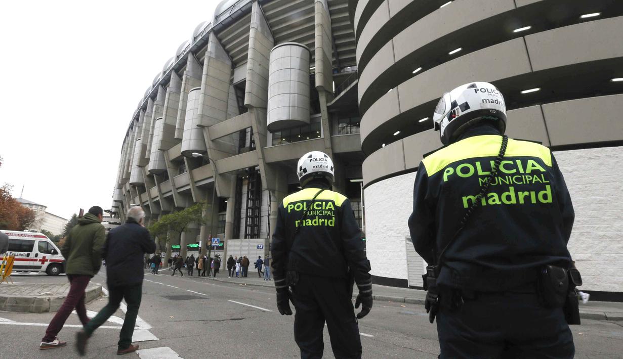 Polisi berjaga saat Real Madrid bertemu Real Sociedad  pada Laga La Liga Spanyol di Stadion Santiago Bernabeu, Madrid, Rabu (30/12/2015). Madrid menang 3-1. (EPA/Fernando Alvarado)