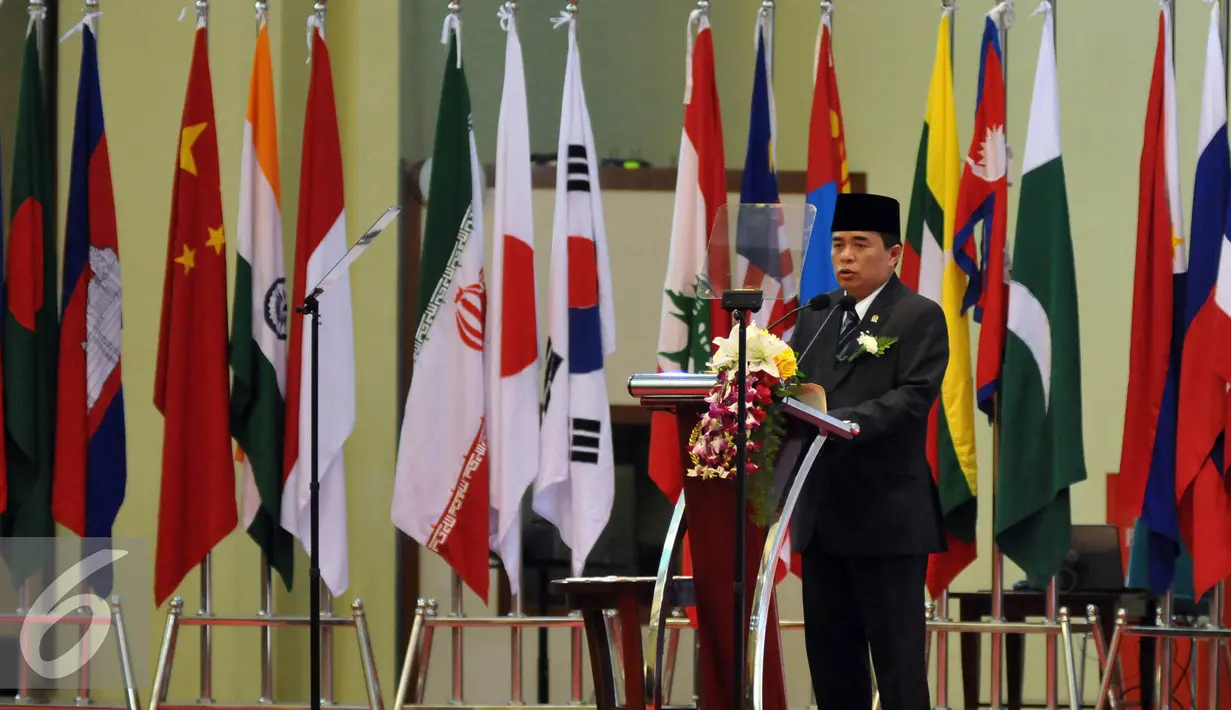 Ketua DPR Ade Komarudin memberikan sambutan saat menghadiri ICAPP 2016 di Komplek Parlemen Senayan, Jakarta, Jumat (22/4). Konferensi tersebut diikuti oleh 48 partai politik dari 32 negara. (Liputan6.com/Johan Tallo)