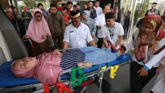 Orang tua wali murid dibawa dengan mobil ambulans karena pendarahan saat protes terkait situs Penerimaan Peserta Didik Baru (PPDB) yang eror di Gedung Balaikota Tangerang Selata, Jumat (13/07). (Merdeka.com/Arie Basuki)