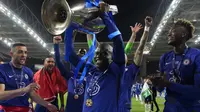 Gelandang Chelsea N'Golo Kante mengangkat trofi Liga Champions usai mengalahkan Manchester City dalam laga final di Estadio do Dragao, Porto, Minggu (30/5/2021) dini hari WIB. (AP Photo/Manu Fernandez, Pool)