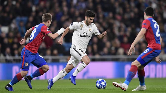 Gelandang Real Madrid, Marco Asensio, berusaha melewati gelandang CSKA Moskow, Ivan Oblyakov, pada laga Liga Champions di Stadion Santiago Bernabeu, Madrid, Rabu (12/12). Madrid kalah 0-3 dari CSKA. (AFP/Javier Soriano)