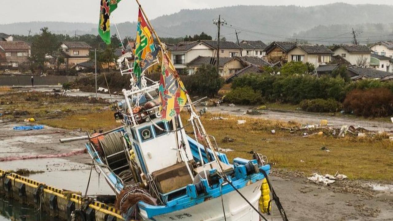 FOTO: Potret Kapal-Kapal Terjebak ke Daratan Setelah Tersapu Tsunami 1,2 Meter di Jepang