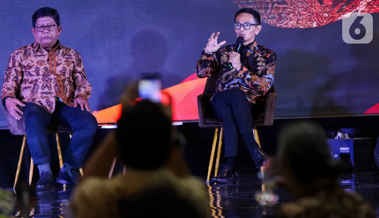 Direktur Pemberdayaan Informatika Kementerian Komunikasi dan Informatika, Slamet Santoso bersama Yosi Mokalu selaku penyanyi, song writer, dan content creator menjadi pembicara dalam diskusi menangkal hoax pada acara Liputan6 x Fimela Cipta & Cipta di Hotel Shangri La, Jakarta, Rabu (31/7/2024). (Liputan6.com/Herman Zakharia)