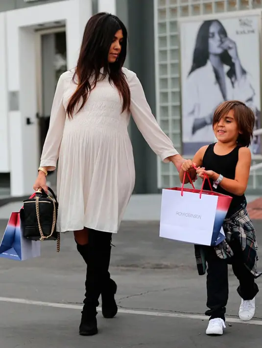 Kourtney Kardashian tetap stylish dan memanjakan anak meski tengah berbadan dua. (Project Nursery)