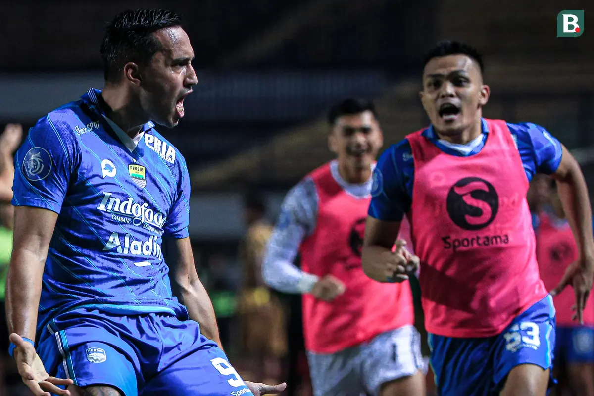 Foto: Ezra Walian Bangkit, Cetak Gol Indah dan Buat Persib Bandung Terhindar dari Kekalahan