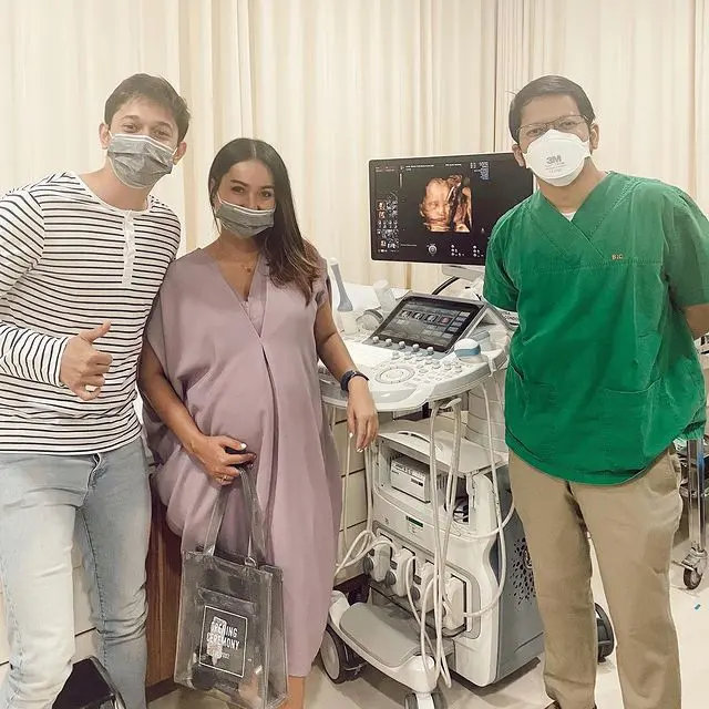 Jalani Program Bayi Tabung, Ini 7 Potret Tengku Dewi Putri Pamer Baby Bump