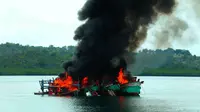 Penenggelaman kapal asing pencuri ikan di perairan Batam, Kepulauan Riau. (Liputan6.com/Ajang Nurdin)