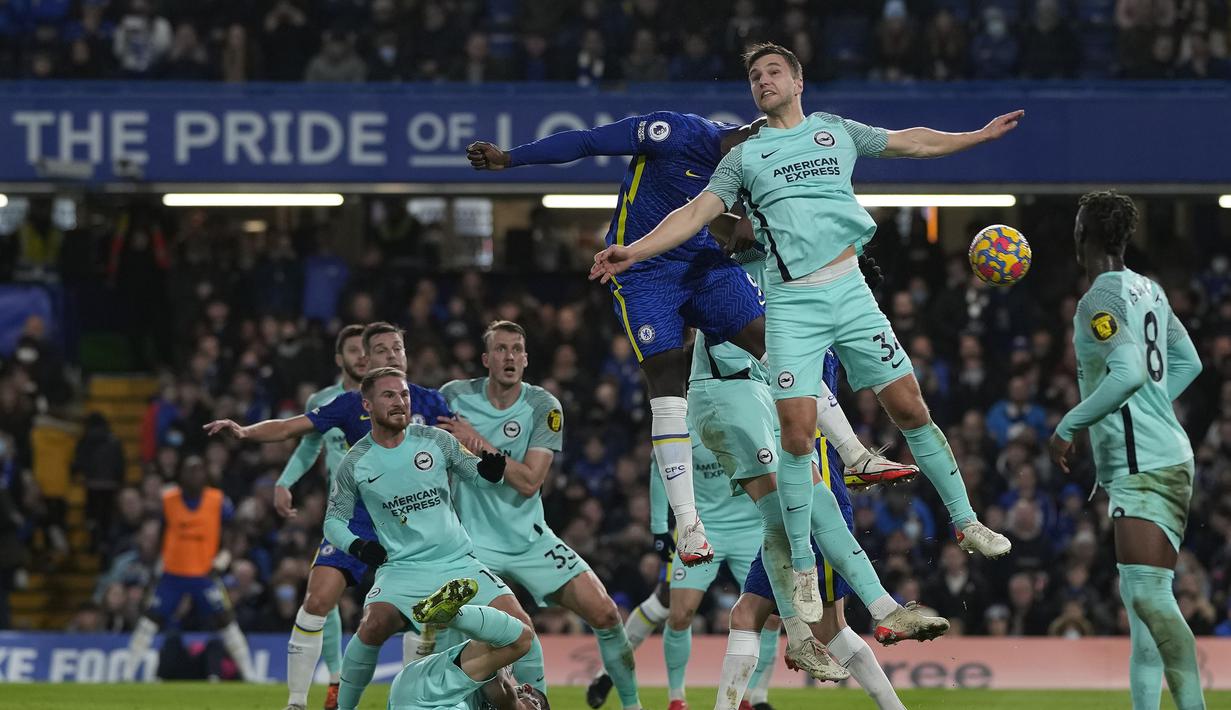 Pada menit ke-28, The Blues mampu memecah kebuntuan. Romelu Lukaku berhasil menanduk bola sepak pojok yang dilesatkan oleh Mason Mount. (AP/Alastair Grant)