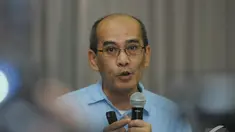 Ketua Tim Reformasi Tata Kelola Minyak dan Gas Bumi Faisal Basri saat konferensi pers di Jakarta, Minggu (21/12/2014). (Liputan6.com/herman Zakharia)