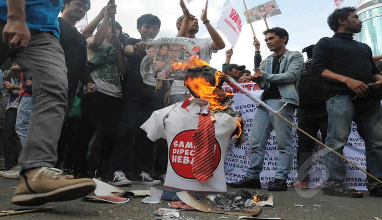 Massa sempat membakar patung Ketua KPK, Abraham Samad saat melakukan unjuk rasa di depan Gedung KPK, Jakarta, Jumat (6/2/2015). (Liputan6.com/Herman Zakharia)