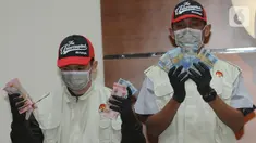 Petugas KPK menunjukkan barang bukti uang OTT Bupati Lampung Utara, Agung Ilmu Mangkunegara di Jakarta, Senin (7/10/2019) malam. KPK menjaring delapan orang yang diduga terlibat dalam OTT terkait urusan proyek Dinas PUPR dan Dinas Perdagangan di Kabupaten Lampung Utara. (merdeka.com/Dwi Narwoko)