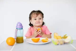 Kemampuan makan anak bukan hanya soal mau atau tidaknya mencoba makanan baru, tetapi juga berkaitan erat dengan kekuatan dan koordinasi otot mulut. Pada beberapa anak, proses mengunyah, menghisap, hingga menelan bisa menjadi tantangan tersendiri. (foto/dok: freepik)