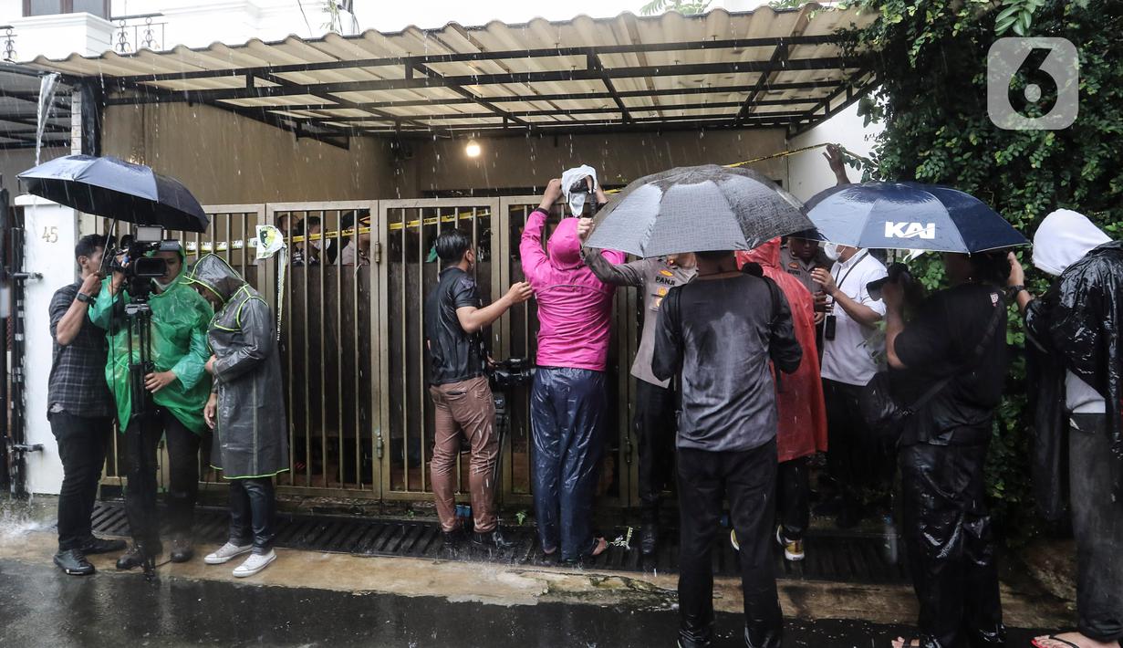 Awak media meliput saat perwakilan Pengadilan Negeri Jakarta Selatan dan Jaksa Penuntut Umum meninjau Tempat Kejadian Perkara (TKP) kasus dugaan pembunuhan berencana Brigadir Nofriansyah Yosua Hutabarat alias Brigadir J di Kompleks Perumahan Polri Duren Tiga, Rabu (4/1/2023). Hakim, jaksa, dan kuasa hukum para terdakwa tiba di rumah pribadi Sambo secara terpisah. (Liputan6.com/Johan Tallo)