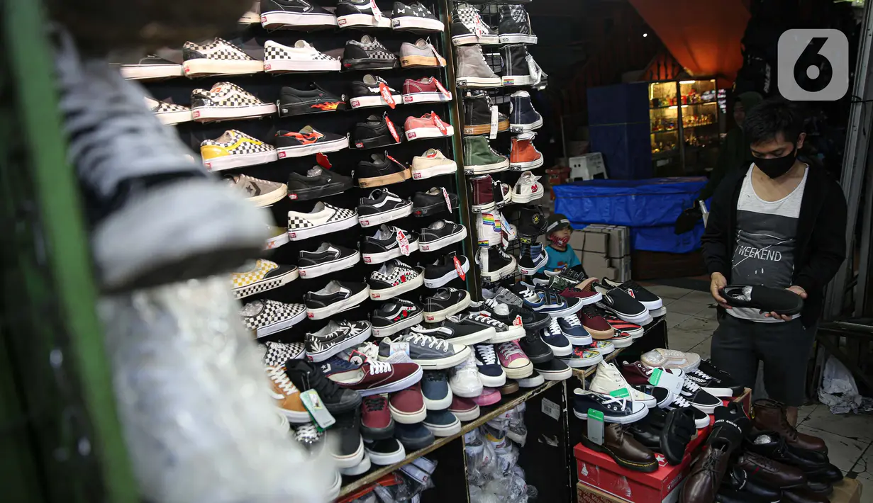 Calon konsumen melihat-lihat  sepatu impor dari Vietnam dan China di salah satu toko di Jakarta, Selasa (1/9/2020). Kementerian Perdagangan memperketat prosedur impor produk alas kaki dan barang konsumsi lainnya melalui Peraturan Menteri Perdagangan No. 68/2020. (Liputan6.com/Faizal Fanani)