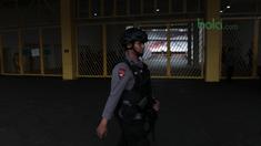 Polisi anti Huru-hara berjaga sekitar pintu stadion jelang Laga grup H Piala AFC 2018 di Stadion Utama GBK, Senayan, Jakarta (28/2/2018). Laga ini mempertemukan Persija dan Tampines Rovers.. (Bola.com/Nick Hanoatubun)