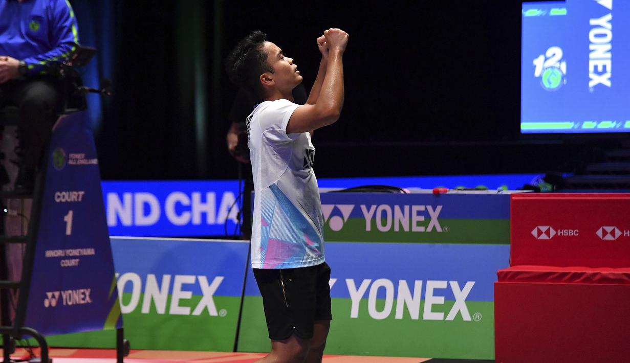 Tunggal putra terbaik Indonesia saat ini, Anthony Sinisuka Ginting sukses melangkah ke final All England 2024 setelah menyingkirkan wakil Prancis, Christo Popov lewat pertarungan tiga gim (19-21, 21-5 dan 21-11) di Utilita Arena, Birmingham, Inggris, Sabtu (16/3/2024) sore WIB. Lolosnya Anthony Ginting ke final sekaligus memecahkan rekor 22 tahun kembalinya tunggal putra Indonesia di final All England. Tunggal putra Indonesia terakhir yang berlaga di final All England adalah Budi Santoso pada edisi 2002 yang saat itu dikalahkan wakil China, Chen Hong dengan skor 3-0 (7-4, 7-5 dan 7-1). (AP Photo/Rui Vieira)