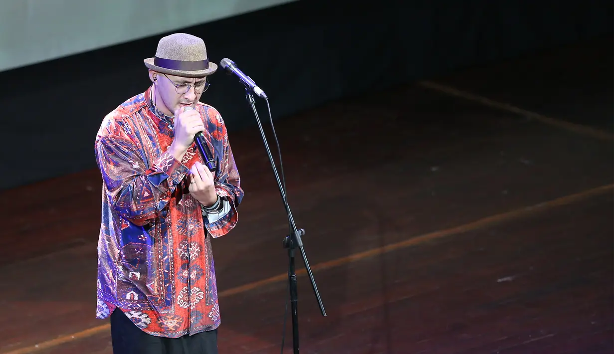 Drummer Alexa, Fajar mengenang saat anaknya terkena kanker. Sejak itu, ia mulai meningkatkan kepeduliannya terhadap penyakit mematikan tersebut. (Andy Masela/Bintang.com)