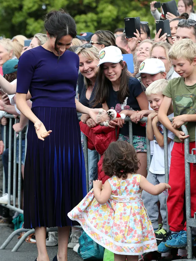 Gaya Interaksi Pangeran Harry dan Meghan Markle pada Anak Kecil