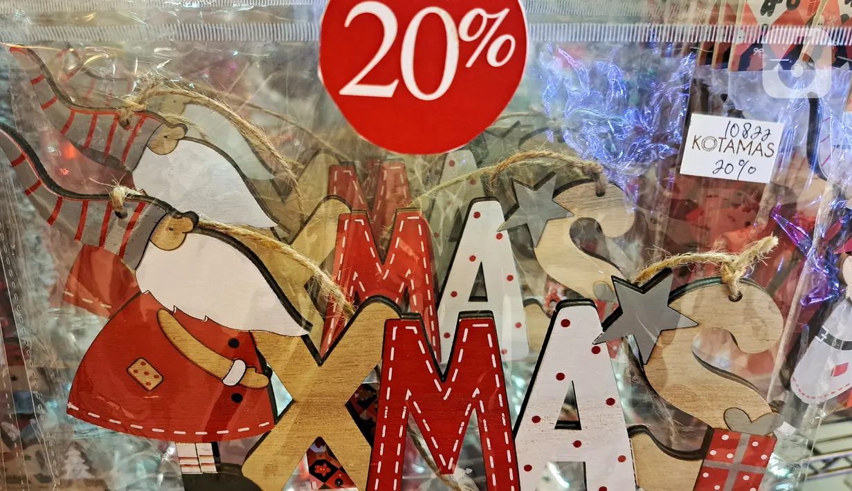 Potongan harga tertera pada pernak-pernik Natal yang dijual di salah satu toko di Pasar Baru, Jakarta, Selasa (13/12/2022). Dua pekan jelang perayaan Natal, penjualan pernak-pernik mulai terlihat di sejumlah toko di Jakarta, diskon bahkan diberikan untuk menarik perhatian pembeli seperti yang dilakukan toko di kawasan Pasar Baru ini. (Liputan6.com/Johan Tallo)