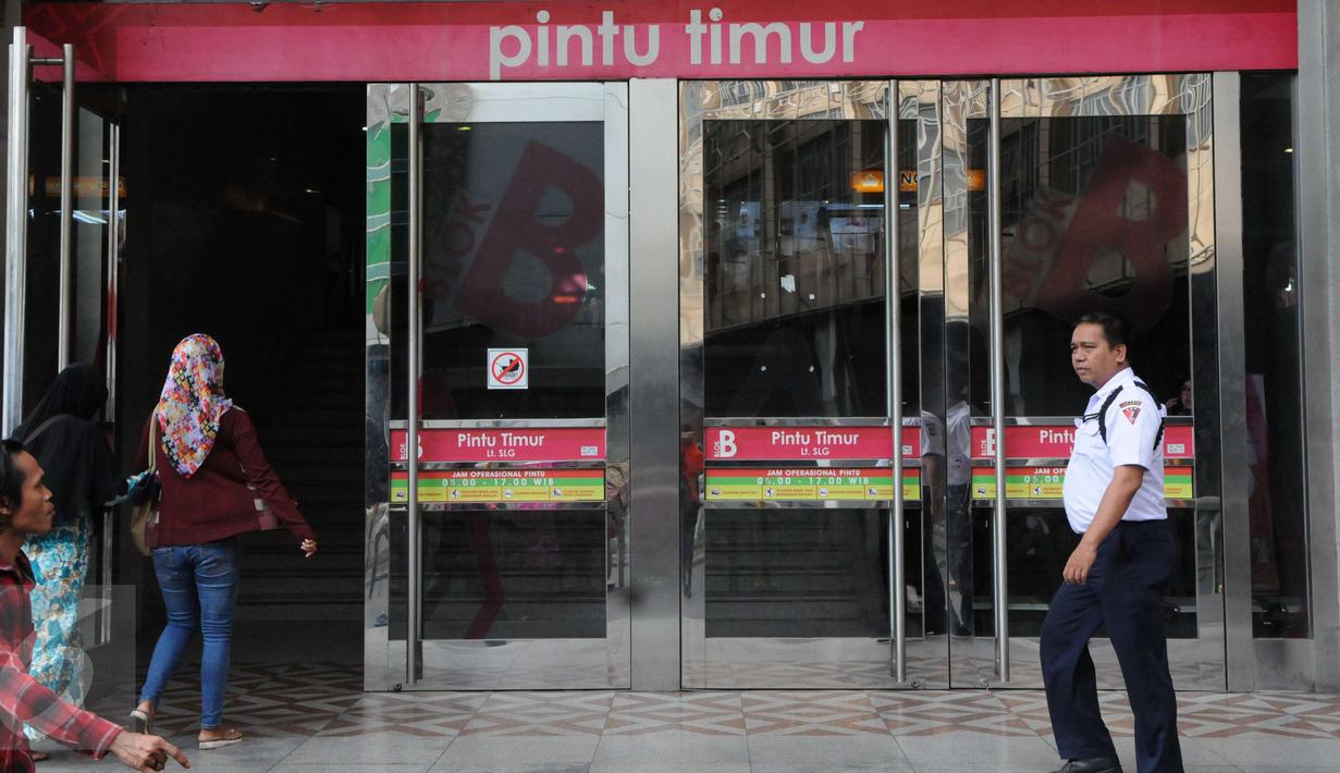 Petugas berjaga di pintu masuk di perbelanjaan Tanah Abang, Jakarta, Jumat (2/12). Khawatir jadi sasaran anarkisme para pendemo, Sejumlah pedagang di kawasan Tanah abang memilih libur dan menutup toko. (Liputan6.com/Helmi Afandi)