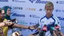 Pada penghujung acara Keisuke Honda diwawancara oleh sejumlah wartawan yang umumnya menanyakan seputar rencana kariernya di AC Milan musim depan. (Bola.com/Vitalis Yogi Trisna)